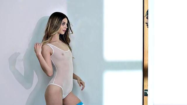 Baby Gemini скачет на огромном хуе Chocolate God, трясёт сиськами и жопой