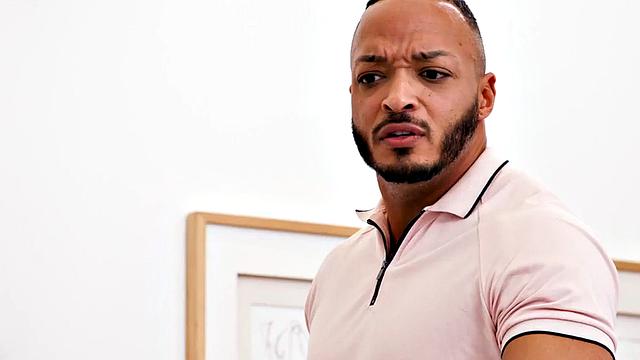 бисексуальная красотка в белье трахается втроём и получает в анал