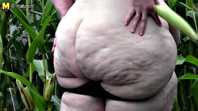 зрелая мамка сосет и трахается в кукурузном поле