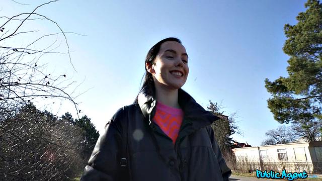 Трясёшь жопой на улице