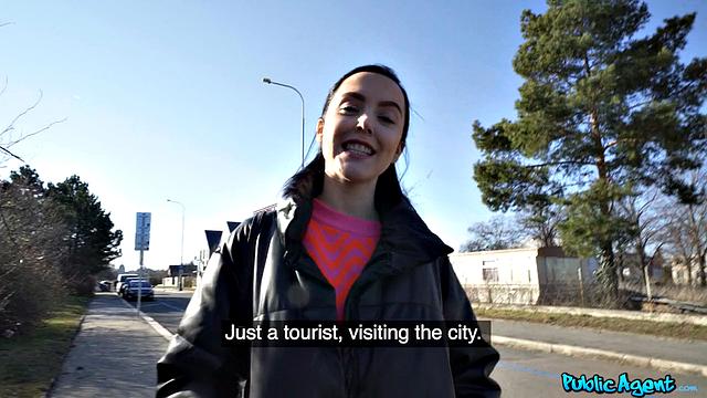 Трясёшь жопой на улице