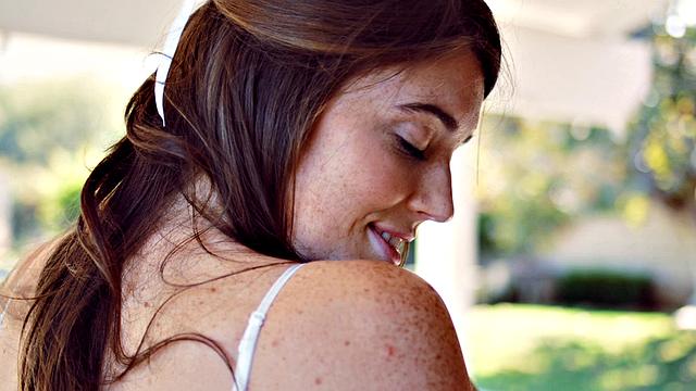 Джорден Кеннеди показывает веснушки и трахается на улице