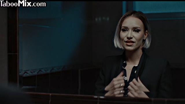 Три взрослые лесбиянки шутят над пальцами и не делят языки по выходным.