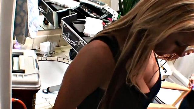 Блондинка с большими сиськами думает, что купальник это аксессуар