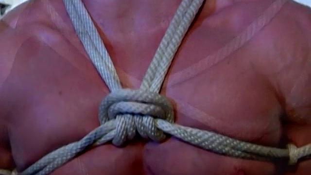 Получает сперму от мускулистого Дерека - Дайр Кэллахан и Дерек Пэйн
