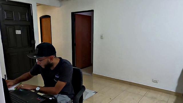 блогерша в очках скачет на члене и жадно берёт в рот