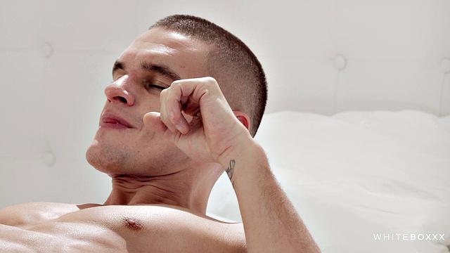 Маленькая украинка в туфельках - Max Dior не удержался и пустил слюни на киску Mia Trejsi, а потом на всё остальное тело. Вот что значит примерка на каблуках с продолжением.