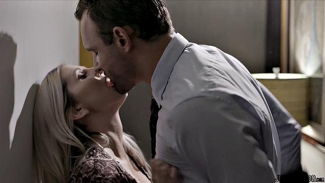 Майя Кендрик изменяет мужу на его глазах, куколд смотрит и дрочит рядом.