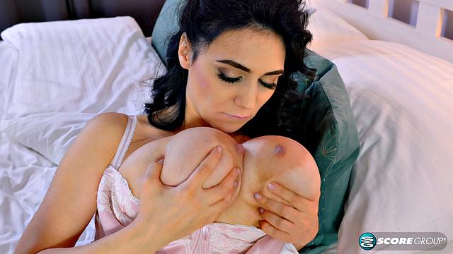 Alexya: Movie Star Looks