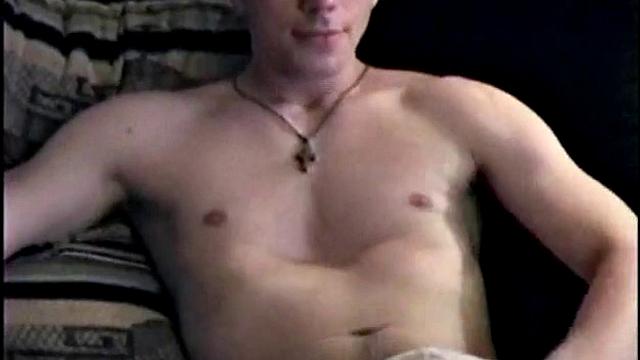 Парень решает проверить ловкость на чужой ладони, кончил моментально - ну вот и весь рекорд