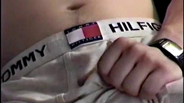 Парень решает проверить ловкость на чужой ладони, кончил моментально - ну вот и весь рекорд