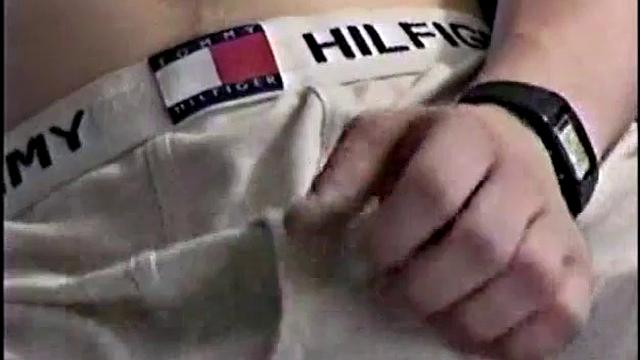 Парень решает проверить ловкость на чужой ладони, кончил моментально - ну вот и весь рекорд