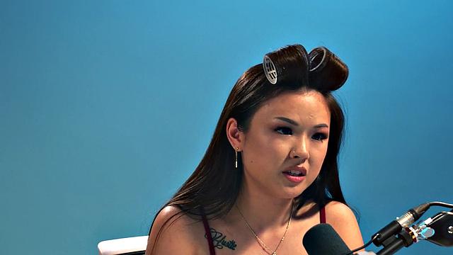 Маленькая азиатка в чулках ласкает свою пушистую киску игрушкой