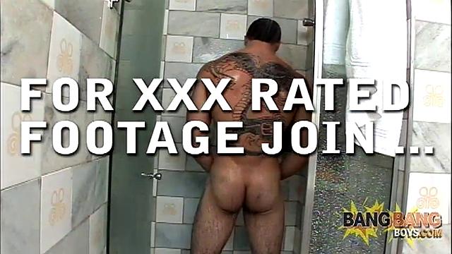 Ренан тянет гантели, но рукой работает явно не на бицепс