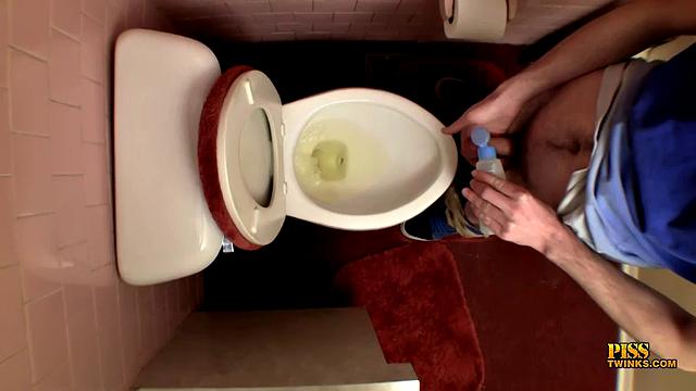 Cumming In the Toilet - Dakota James And Devin Reynolds