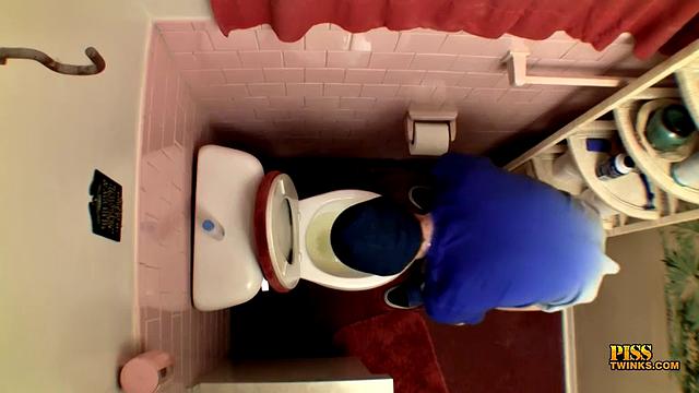 Cumming In the Toilet - Dakota James And Devin Reynolds