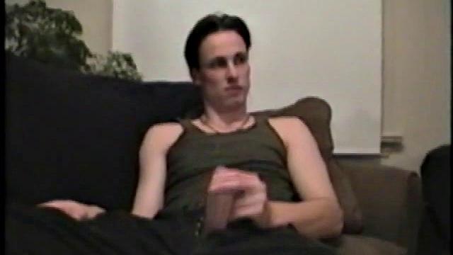 австралийский красавчик дрочит и заливает себя спермой