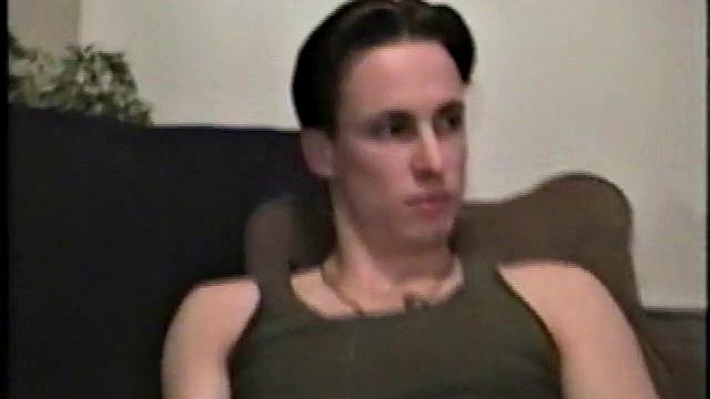 австралийский красавчик дрочит и заливает себя спермой