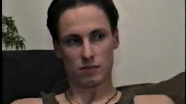 австралийский красавчик дрочит и заливает себя спермой