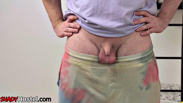 Две ненасытные шлюхи рвутся на член в жарком тройничке