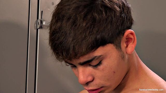 Гленн жарко отлизывает попку Йорису и жестко его трахает