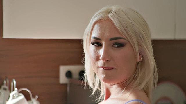 21 SEXTURY - Perfect Blonde Lisi Kitty Needs To Feel A Big Cock In Her Tight Ass