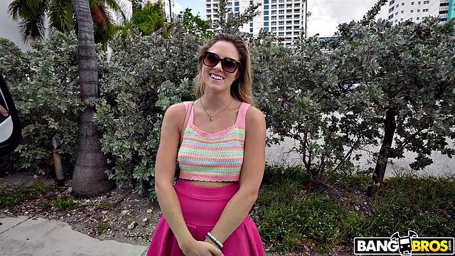 Интровертка Ривер Линн сразу расслабилась с чужими и отдалась по полной в фургоне, а смущение забыла после первого члена перед глазами.