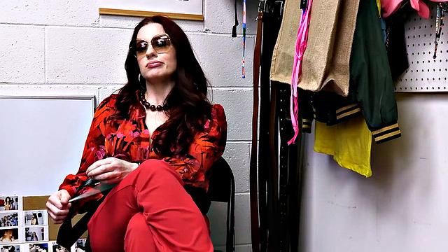 рыжая мамка ворует таблетки и получает по полной от охранника