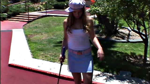 Страстная блондинка не может остановиться, лаская себя пальцами на публике.