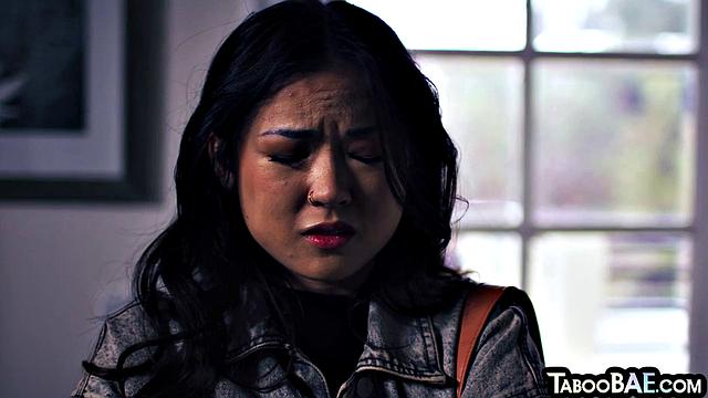 Зрелая с большой грудью ловит искусный язычок от азиаточки - зависть подруг не требуется, опыт решает все!