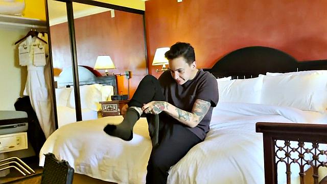 21yo TS enjoys kisses with babe in amateur video