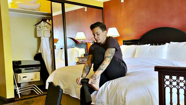 21yo TS enjoys kisses with babe in amateur video