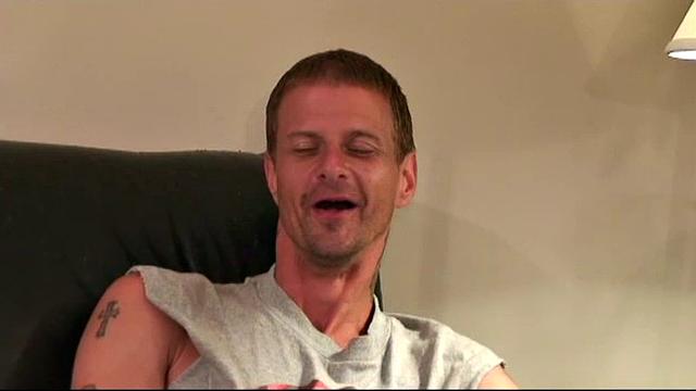 смотри, как зрелый отец забывает бывшую с горячим гей-сексом