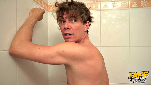 Три взрослых заперты на карантине и устраивают жаркий групповой секс с жаждой по члену месяца!