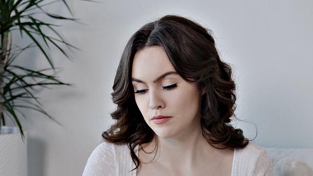 Cocksucking babe nailed by her BF after teasing