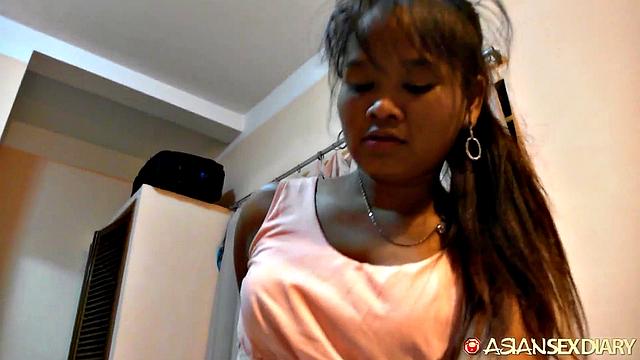 Зрелая азиатка приглашает на домашний трах - нежная поза, остроумные комментарии и минимум одежды!