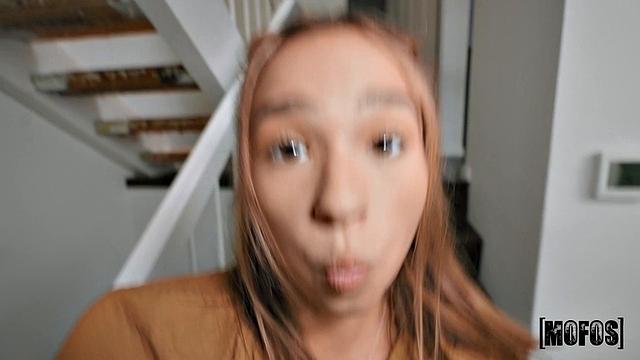 Дакота Тайлер сосёт Чарльзу Дере, потом скачет на нём и меняет позиции - вот что значит помочь по-взрослому!