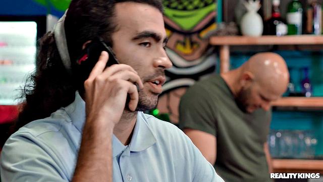 рыжая соблазняет бармена и трахается прямо на баре