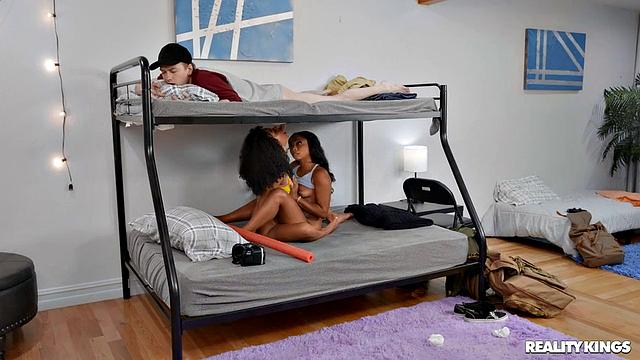 Троица в хостеле: Ариана Аимс и Кали Кальенте вместе с Алексом устраивают жёсткий минет и горячий секс через дырку в кровати.