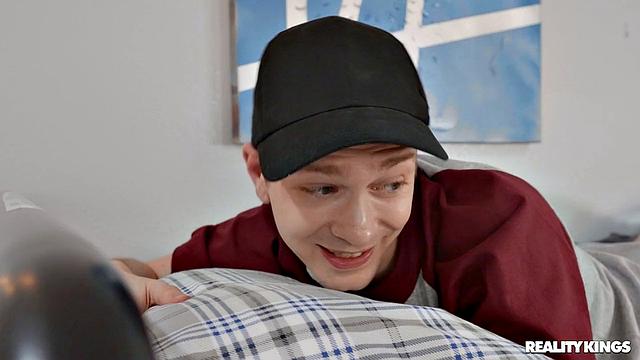 Троица в хостеле: Ариана Аимс и Кали Кальенте вместе с Алексом устраивают жёсткий минет и горячий секс через дырку в кровати.