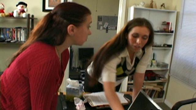 Секретарша ошиблась - начальница исправила ремнём, а не красной ручкой