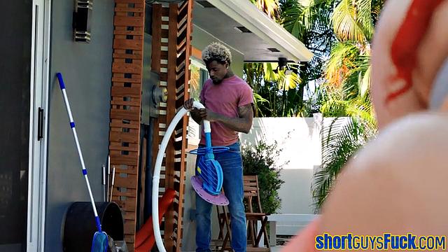 Миниатюрная чёрная любительница раздвигает зрелую киску до капельки сочности.