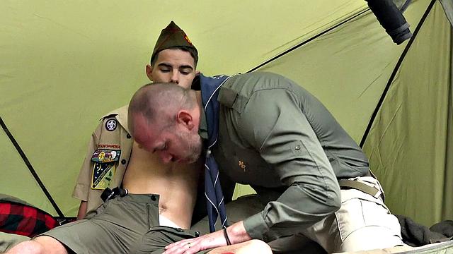 худой любитель кемпинга получает свой первый дикый анал от зрелого в палатке