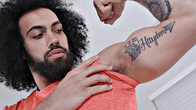 Джеймс Энджел третий раз дрочит-шутки, пот и волосатая задница на показ