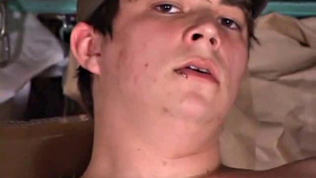 Одон Марш дрочит и кончает на камеру для геев.