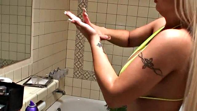 Candy manson fingering her wet pussy