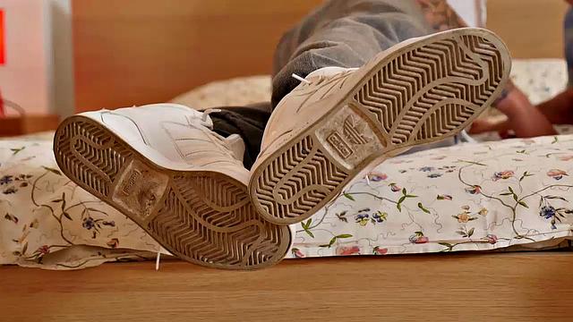 Геи Микки Раш и Эндрю Китт трахаются в носках и балуются с ногами.