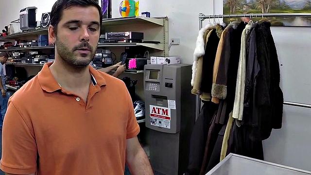 Татушный парнишка жестко трахается в потайном офисе босса