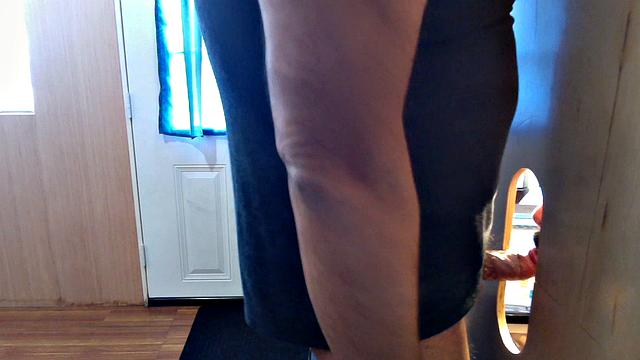 чёрный мужик у дырки, его член не протолкнёшь обратно