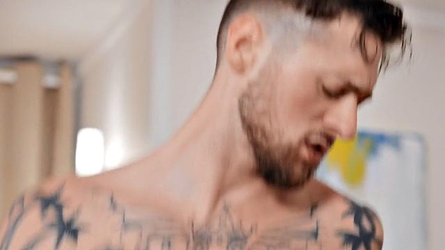 качок жёстко кончает в миссионерской и потом заглатывает член